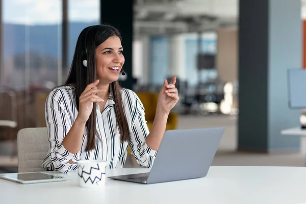 Happy smiling woman working in call center — Stock Photo, Image