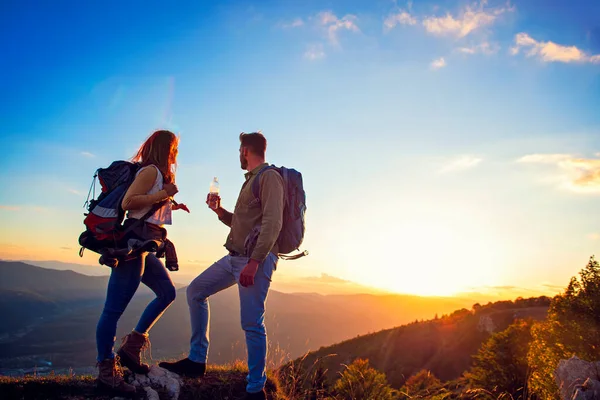 Young Couple Hiking On The Peak of Mountain drinking water — Stock Photo, Image