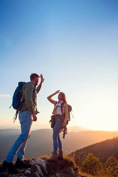 Couple on Top of a Mountain Shaking Raised Hands — Stock Photo, Image