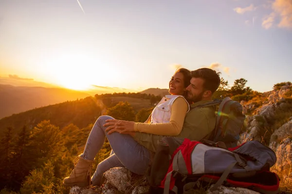 Par man och kvinna sitter på klippan njuter av berg och moln landskap Kärlek och resor glada känslor Livsstil koncept. — Stockfoto