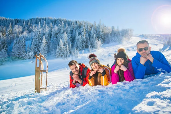 Amigos se divertir no inverno na neve fresca — Fotografia de Stock