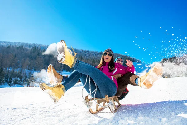 Jovem casal feliz trenó no inverno no centro de esqui — Fotografia de Stock