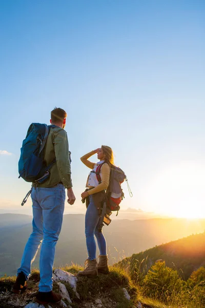 Couple on Top of a Mountain Shaking Raised Hands — Stock Photo, Image