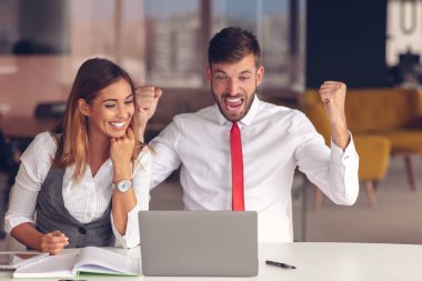 Bilgisayarda birlikte çalışan genç iş adamları