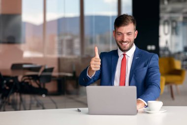 Sakallı iş adamı çevrimiçi toplantı yapıyor..