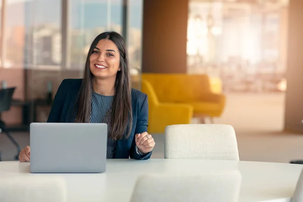 Sourire jeune femme d'affaires au travail dans un bureau moderne . — Photo