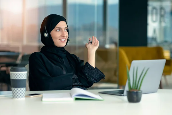 Femme d'affaires arabe pensive assise sur le lieu de travail au bureau — Photo