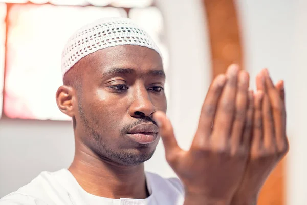 Religioso hombre musulmán negro rezando dentro de la mezquita —  Fotos de Stock