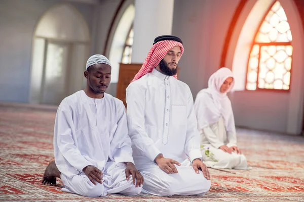 Pasangan Muslim Afrika Berdoa di dalam masjid beutiful — Stok Foto