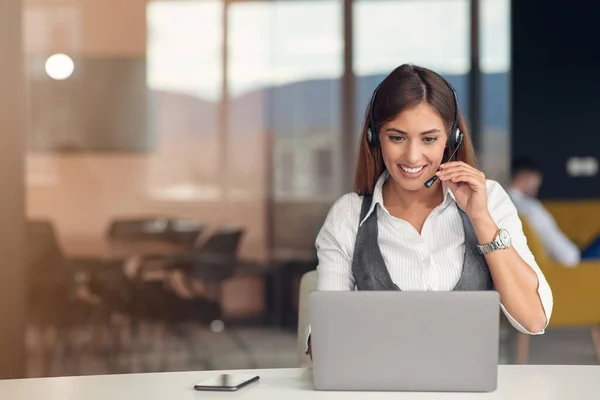 Femme d'affaires moderne dans le bureau travaillant à l'ordinateur — Photo