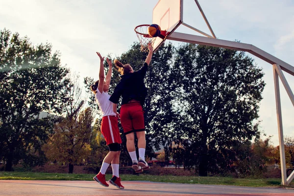 Kvinna basketspelare har behandla och träna på basketplan på stan på gatan — Stockfoto