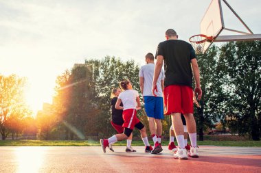 Basketbol oynayan Genç Arkadaşlar Grubu