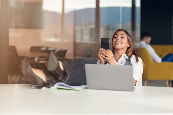 Moderna donna d'affari in ufficio che lavora al computer — Foto Stock