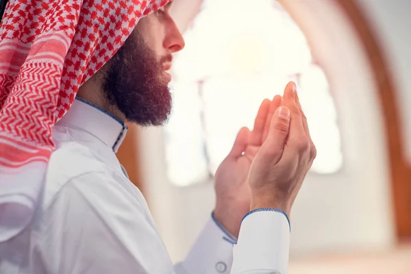 Religiös arabisk muslim man läser heliga Koranen — Stockfoto