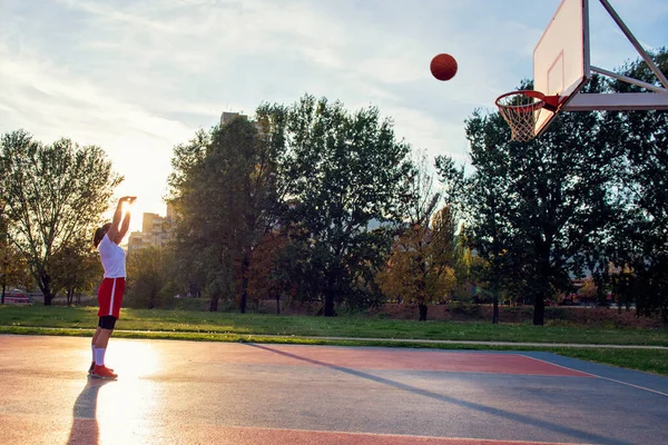 Mujer jugador de baloncesto han treining y ejercicio en la cancha de baloncesto en la ciudad en la calle —  Fotos de Stock