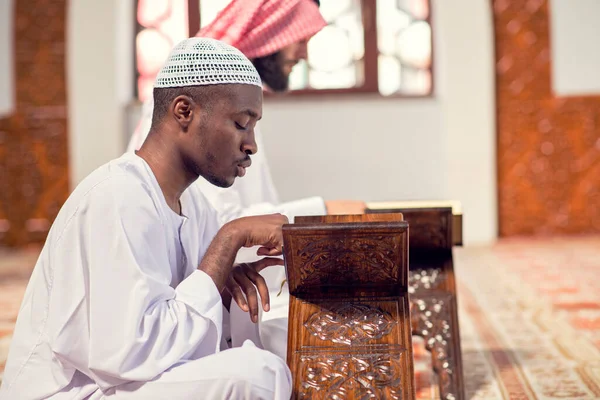 Dos musulmanes religiosos orando juntos dentro de la mezquita —  Fotos de Stock