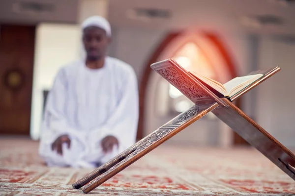 Religioso homem muçulmano preto orando dentro da mesquita — Fotografia de Stock