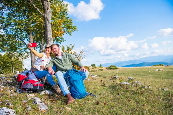 Veselý mladý pár se selfie venku během cestování v horách — Stock fotografie