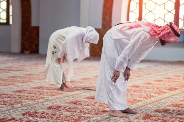 Pareja Musulmana Africana Orando dentro de una hermosa mezquita — Foto de Stock