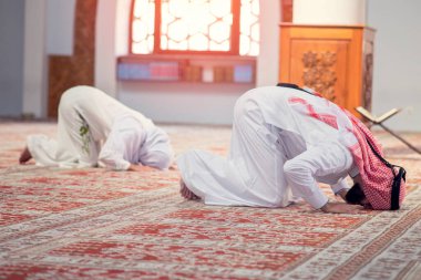 Afrikalı Müslüman bir çift güzel bir caminin içinde namaz kılıyor