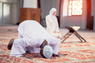 Afrikalı Müslüman bir çift güzel bir caminin içinde namaz kılıyor
