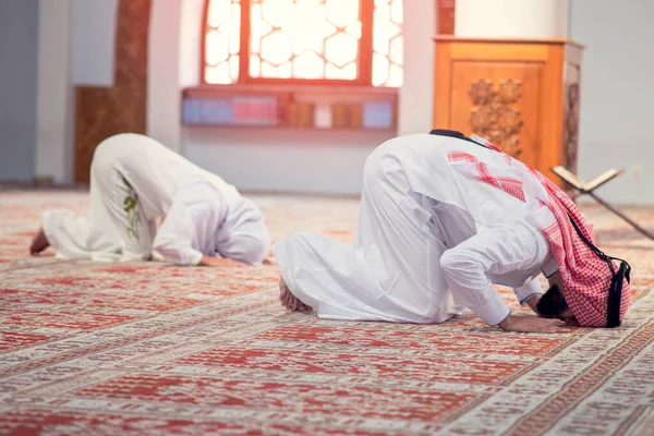 Afrikalı Müslüman bir çift güzel bir caminin içinde namaz kılıyor — Stok fotoğraf