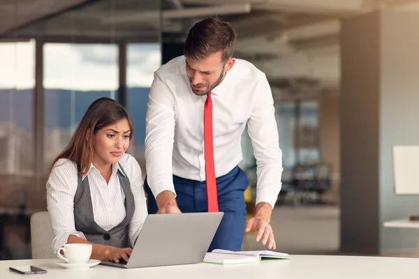 Felici uomini d'affari che lavorano insieme al computer — Foto Stock