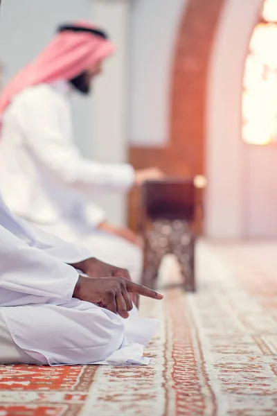 Dos musulmanes religiosos orando juntos dentro de la mezquita — Foto de Stock