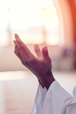 Dindar Müslüman adam dua ediyor. İslami kavram