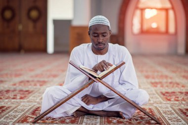 Dindar siyah Müslüman adam camide dua ediyor.