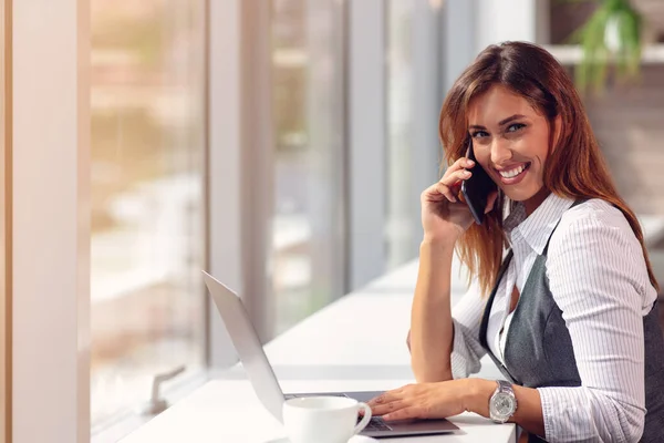 Mulher de negócios moderna no escritório trabalhando no computador — Fotografia de Stock