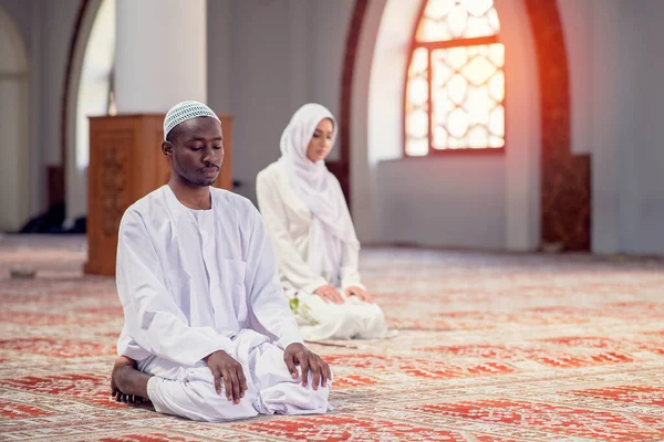 Pasangan Muslim Afrika Berdoa di dalam masjid beutiful — Stok Foto