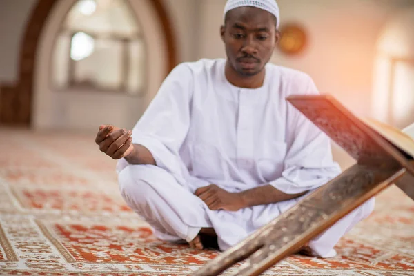 Religieux musulman noir priant à l'intérieur de la mosquée — Photo