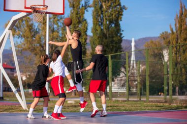 Basketbol oynayan Genç Arkadaşlar Grubu