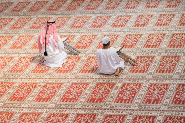 İki dindar Müslüman camide birlikte dua ediyor.