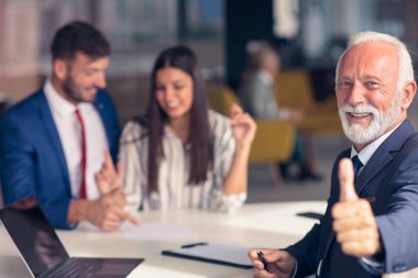 Olumlu yaşlı çift sigorta acentesine danışmanlık yapıyor.