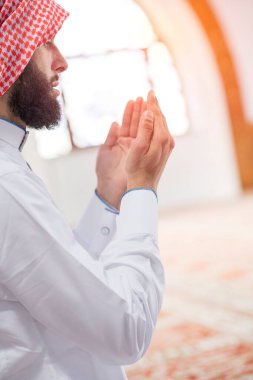 Dindar Arap Müslüman adam kutsal Kuran okuyor.