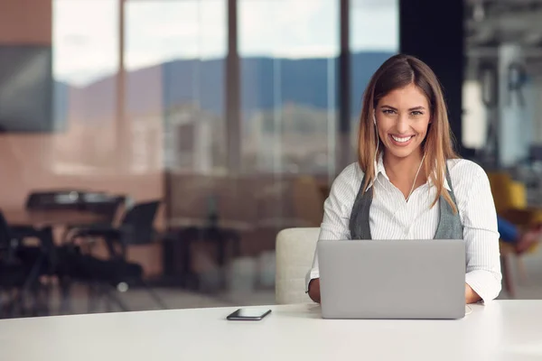 Femme d'affaires moderne dans le bureau travaillant à l'ordinateur — Photo