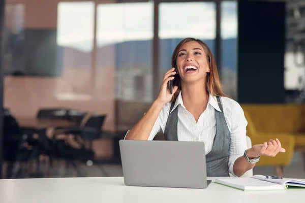 Modern business woman in the office working at computer — Stock Photo, Image