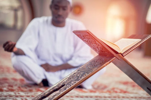 Religioso homem muçulmano preto orando dentro da mesquita — Fotografia de Stock