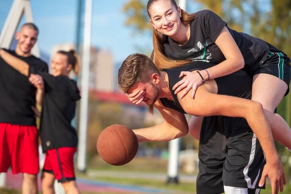 若い友達のグループバスケットボールの試合をプレイ — ストック写真