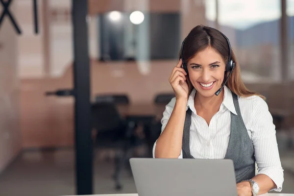 Modern business woman in the office working at computer — Stock Photo, Image