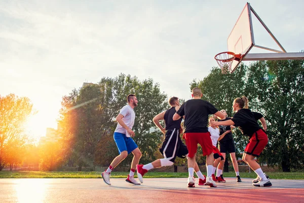 Groupe de jeunes amis jouant au basket-ball Match — Photo