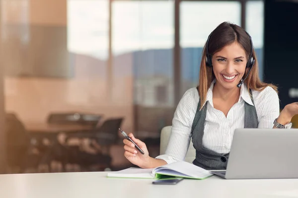 Modern business woman in the office working at computer — Stock Photo, Image