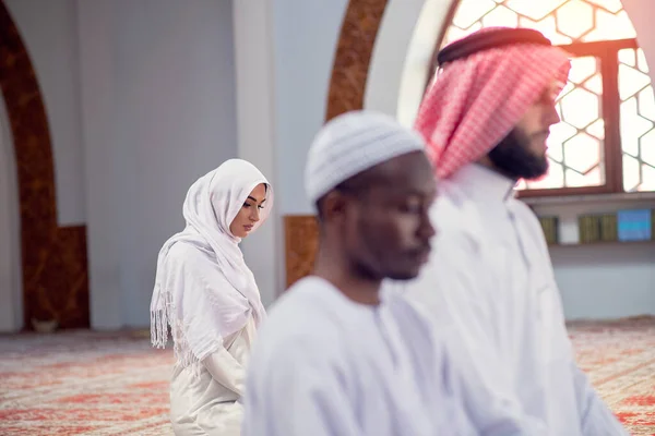 Африканская мусульманская пара, молящаяся в красивой мечети — стоковое фото