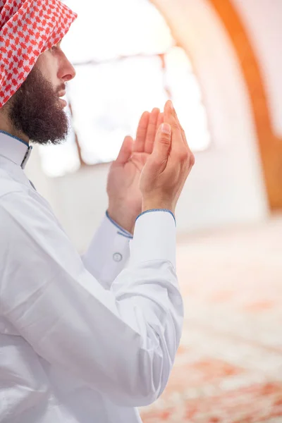 Religioso árabe muçulmano homem leitura santo Alcorão — Fotografia de Stock