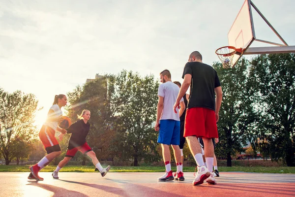 Groupe de jeunes amis jouant au basket-ball Match — Photo