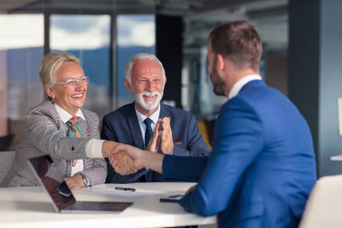 Olumlu yaşlı çift sigorta acentesine danışmanlık yapıyor.