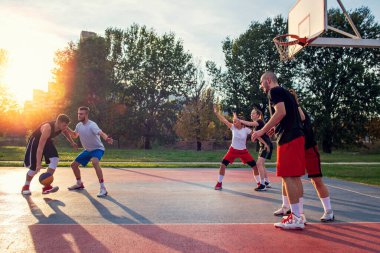 Basketbol oynayan Genç Arkadaşlar Grubu