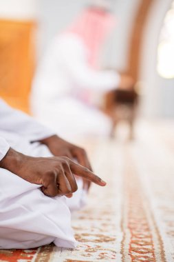 İki dindar Müslüman camide birlikte dua ediyor.